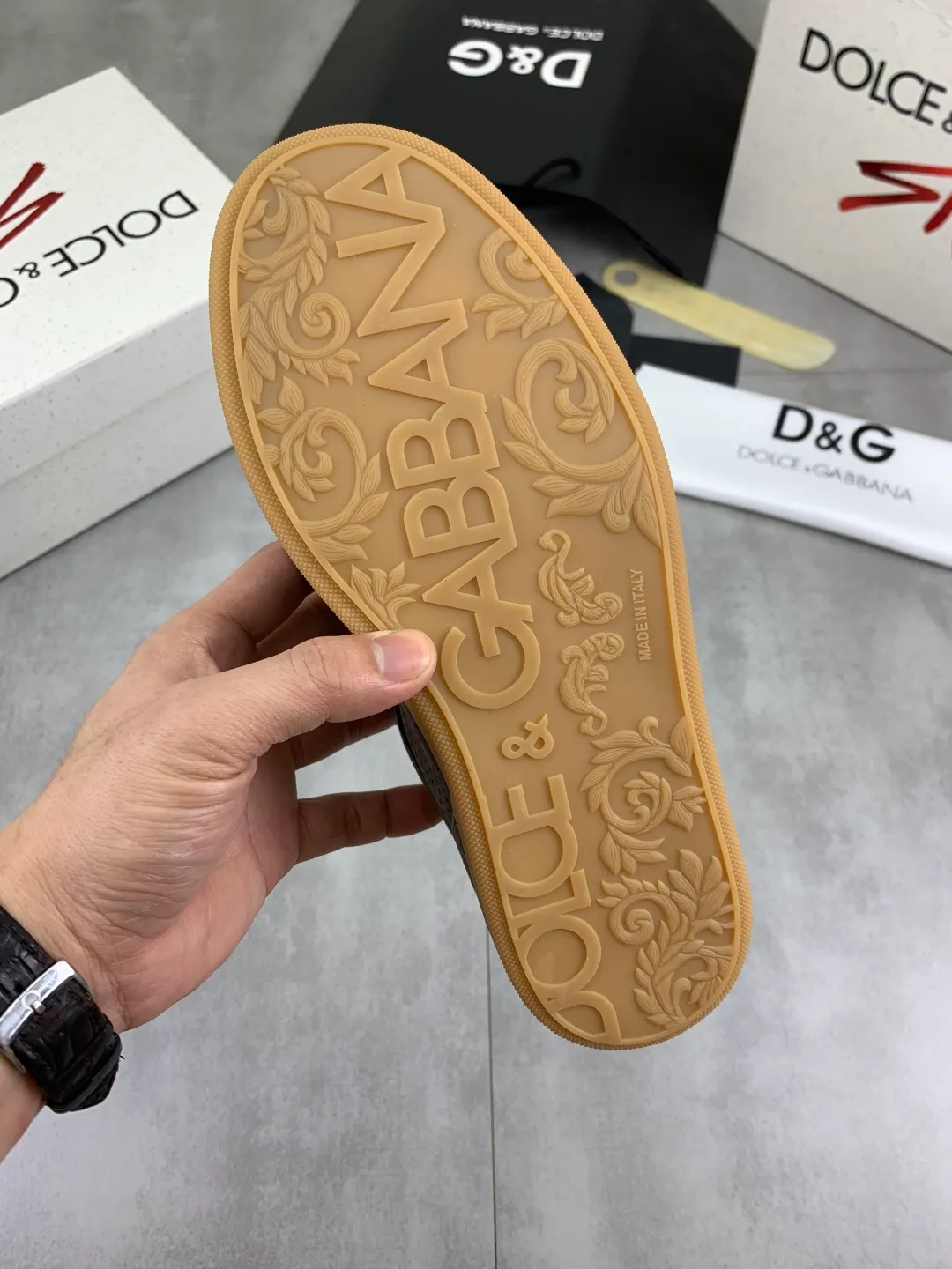 Men's shoes P500 💰 [New model] The latest hot model, top original quality, the official website is synchronized with "DOLCE&GABBANA [Dolce & Gabbana] ~ High Quality." The effect is low-cut casual DG men's shoes, loved by many celebrities, using high-end imported first-layer frosted calfskin with punched logo design + cowhide feet, simple and elegant, perfect interpretation of the latest inspiration for shoes, classic and fashionable integration, luxury dream, dominating fashion Suitable for drivers, light and comfortable to drive, light and breathable for outdoor travel, high-end quality, trustworthy, 3️⃣color🉑️choice! Code number: 38-46